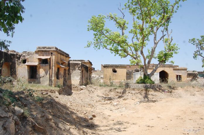 The old police station of Badhra is famous by the name of black water, today it is devoid of identity.