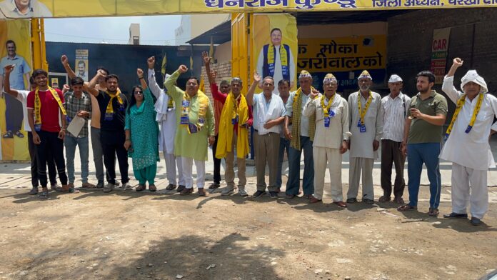 A group of workers left for AAP's Parivartan public meeting under the leadership of the District President.