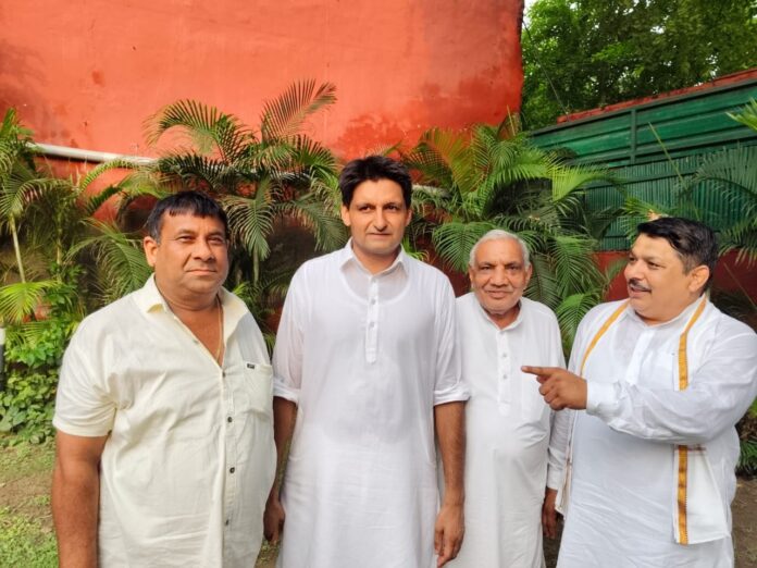 Congress leader and Ch. Dadri Vyapar Mandal member met MP Deepender Singh Hooda in Delhi, informed about local problems.