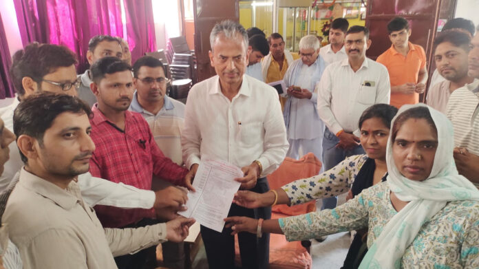 Computer teachers submitted a memorandum to Irrigation Minister Abhay Singh Yadav