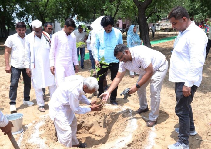 A huge tree plantation program was organized under the ‘Ek Ped Maa Ke Naam’ campaign.