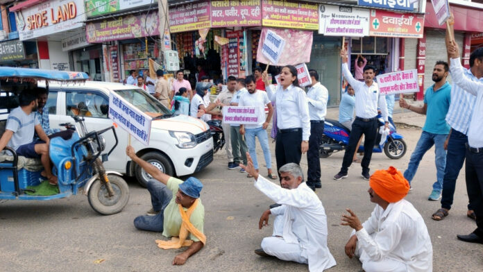 People demonstrated demanding cancellation of transfer of Deputy Commissioner Mandeep Kaur