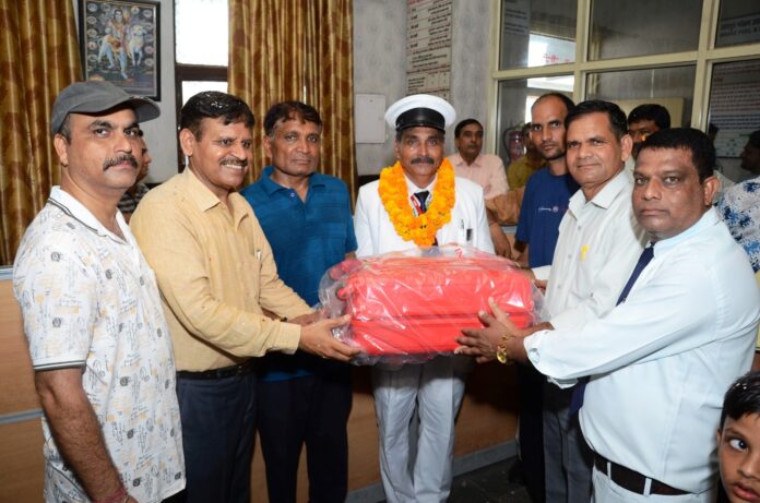 Railway Manager Subhash Chand Kansara retired after 33 years of service, was honored