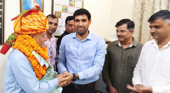 On retirement, DC honoured the election Tehsildar by making him wear a turban