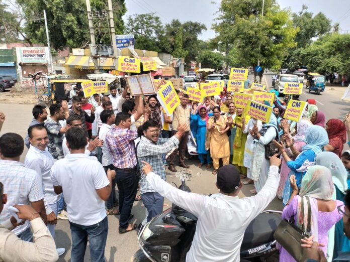 NHM workers demonstrated for their demands