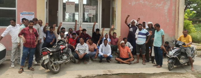 Angry farmers reached the power house as there was no electricity in their fields