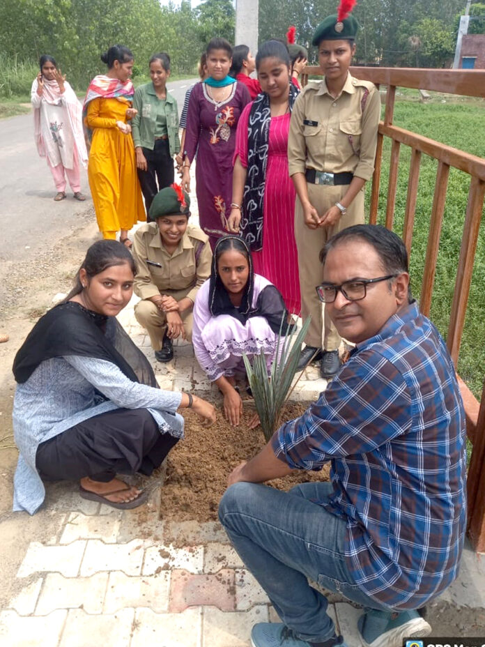 A rally was taken out under the campaign 'One tree in the name of mother'