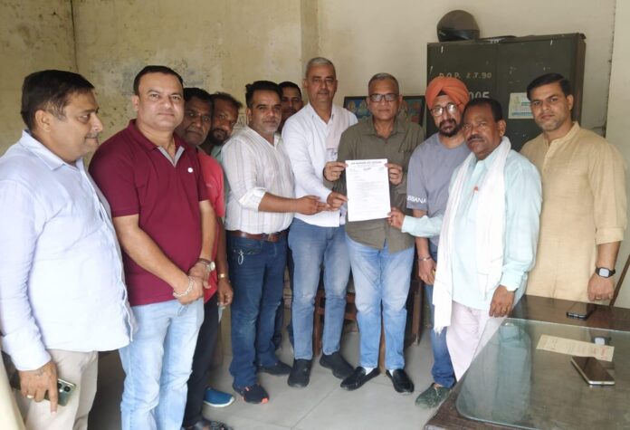 Sarva Karamchari Sangh Haryana handed over a memorandum of demands to AAP party leaders