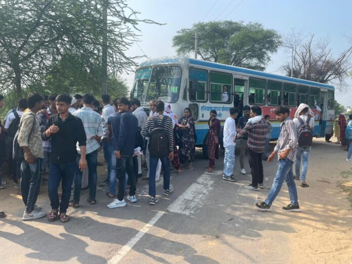 Angry students created ruckus in village Sandwa due to transportation problem