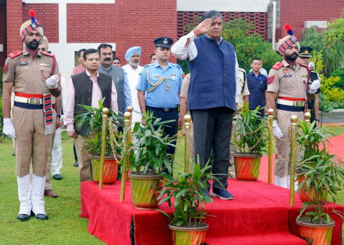 मनोनीत राज्यपाल का पंजाब राज•ावन पहुंचने पर गर्मजोशी •ारा स्वागत