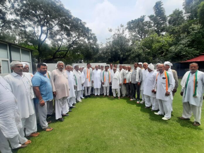 Balwant Phogat joins Congress party along with hundreds of supporters