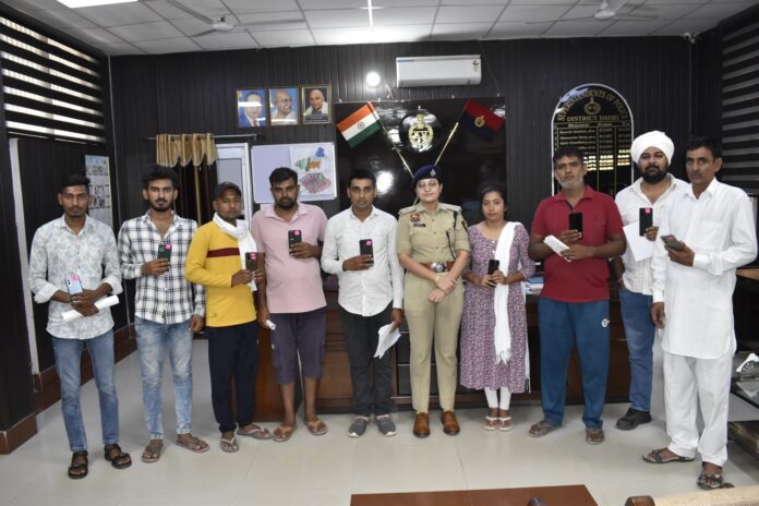 Cyber ​​branch handed over 21 lost mobile phones worth Rs 7 lakh to their owners.