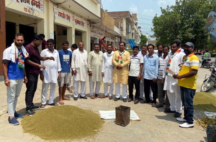 Congress leader conducted door to door campaign in Ratia grain market