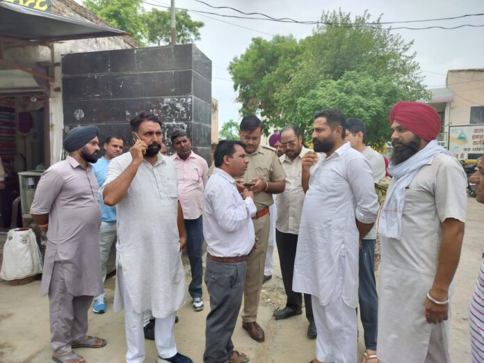 Kisan Sangharsh Samiti staged a sit-in protest over non-drainage of rainwater