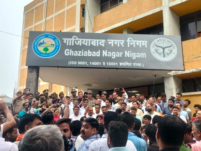 Shopkeepers demonstrated in the Municipal Corporation