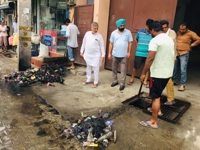 Yamunanagar News: Former senior deputy mayor and CSI inspected the cleaning system of drains in Jagadhri