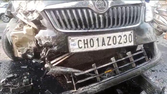 Car collided with the square in front of Thanesar railway station, tire burst, alloy broken, driver's life saved due to airbag opening