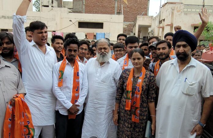 Impressed by the working style of Anil Vij, hundreds of youths joined BJP