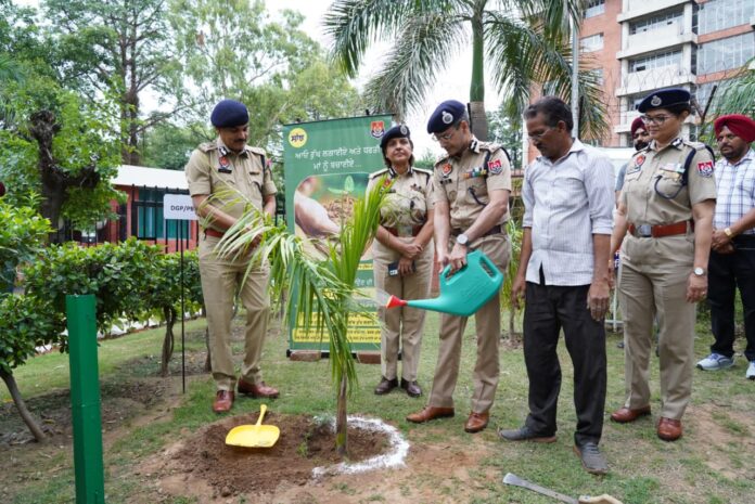 पंजाब पुलिस द्वारा मानसून के स्वागत में पौधे लगाने के अ•िायान की शुरुआत