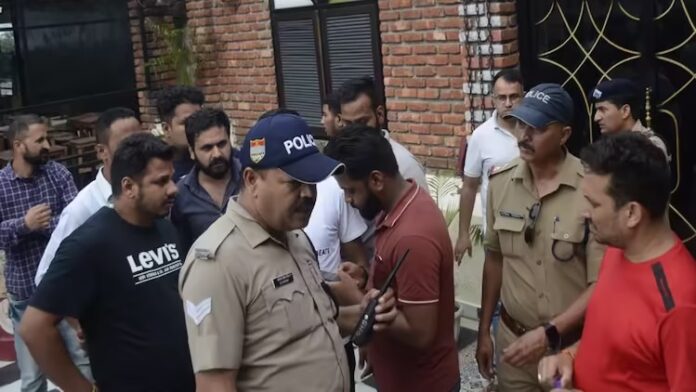 Dehradun News : देहरादून में खाने का बिल देख तीन दोस्तों के उड़े होश, हंगामा होने पर पुलिस ने बार कराया बंद