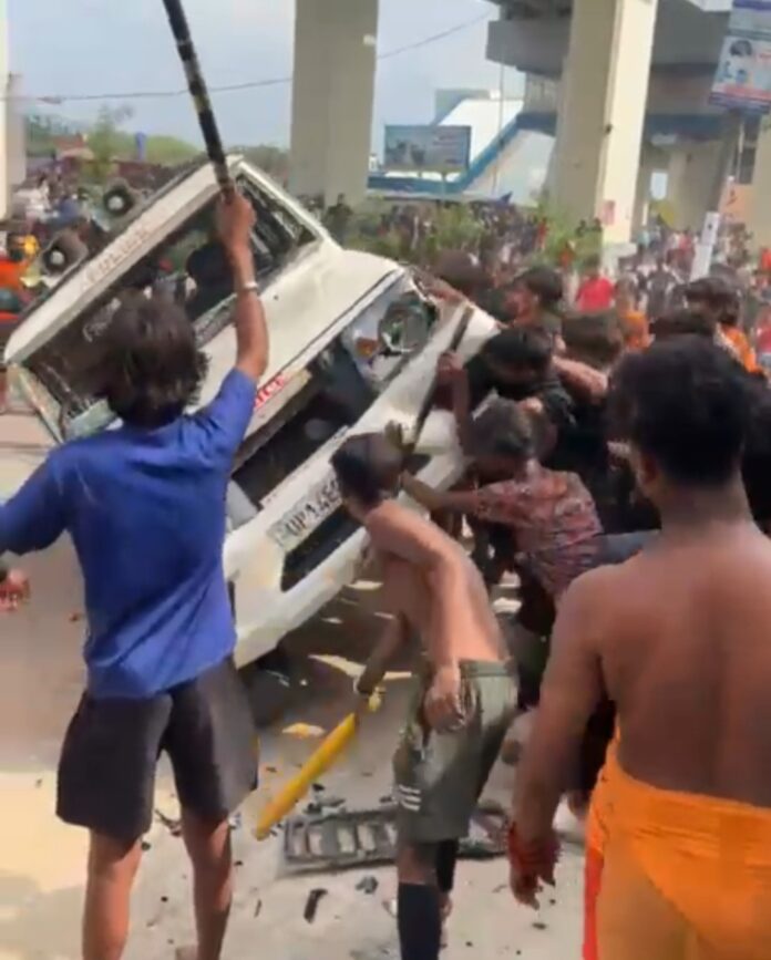 Angry Kanwadiyas broke the Bolero with Police written on it