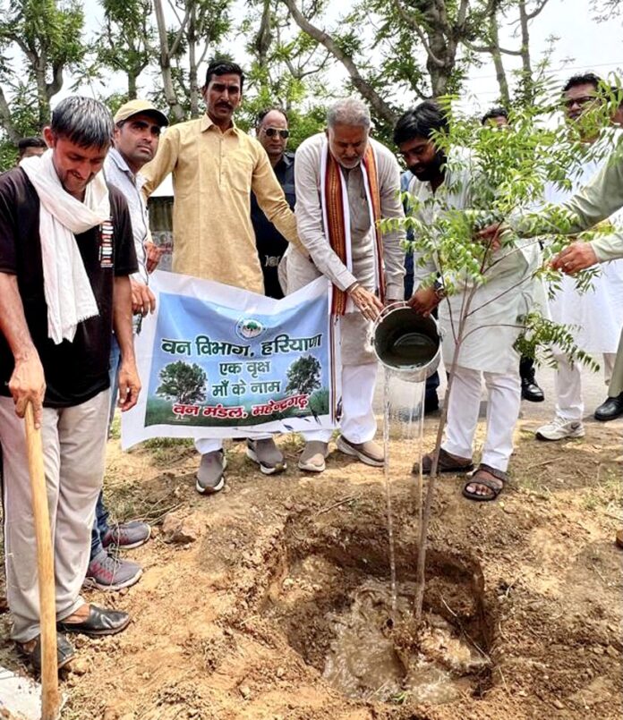 On the call of the Prime Minister, the former minister inaugurated the 'One Tree in Mother's Name' program by planting a tree.