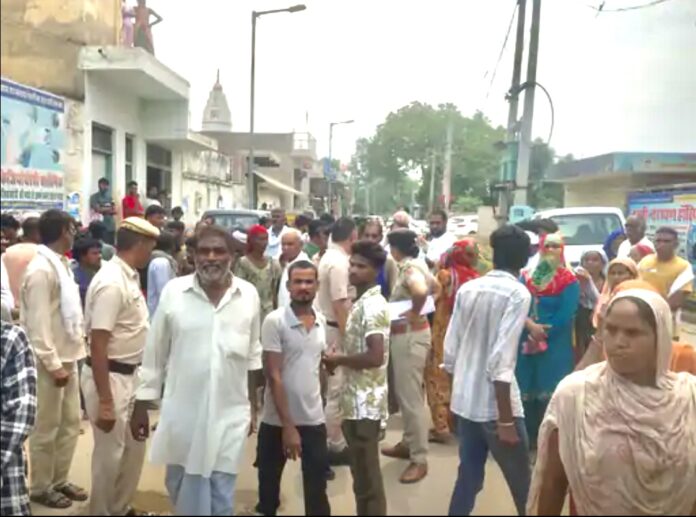 Police explaining to the angry family members of the deceased outside the private hospital in Satnali.