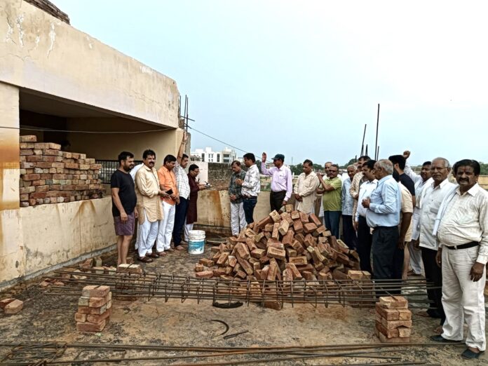 Bhoomi pujan was done for the construction of building in Shri Adarsh ​​Ramlila Committee.