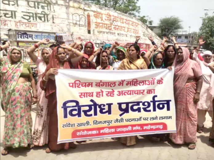 Women burnt effigy of West Bengal CM at Ambedkar Chowk