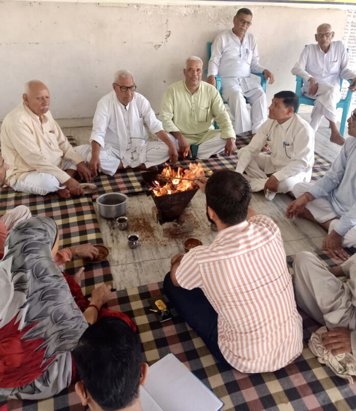 Yajna was performed in the Arya Samaj premises on the holy festival of disciple-guru tradition