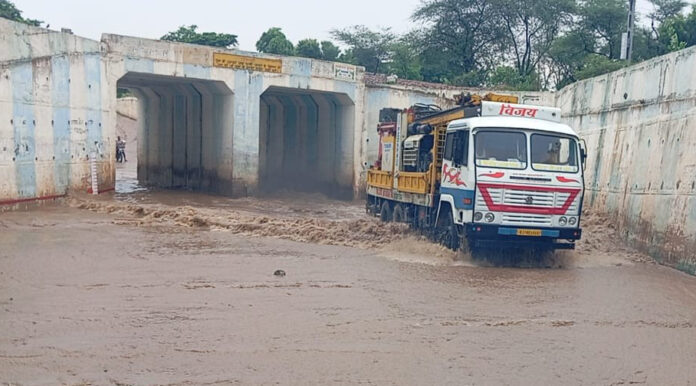 After the rain, the underpass is filled with water, drivers and pedestrians are troubled