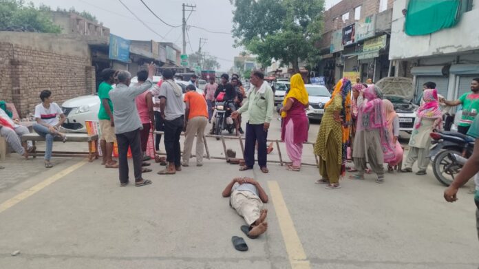 People blocked Bhiwani road due to electricity problem