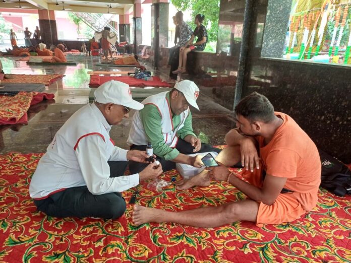 Red Cross Society gave first aid to Kanwadis in camps