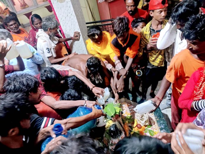 Devotees prayed for Lord Shiva's Jalabhishek