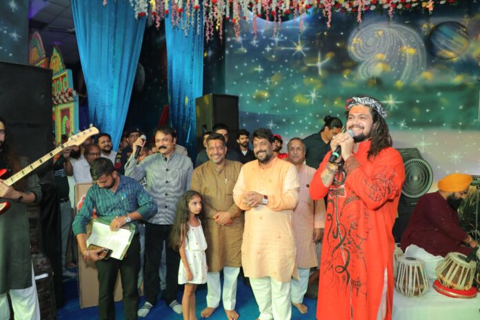 Shiva devotees danced to the bhajans of Hansraj Raghuvanshi in Tarakeshwam Dham