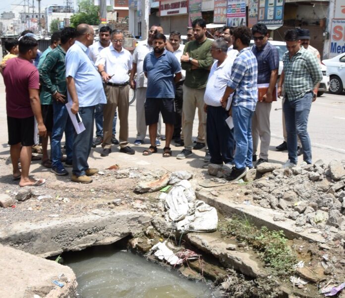 Deputy commissioner inspected the sewerage drainage and cleaning system in the city