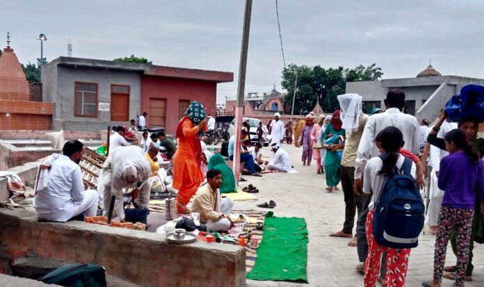 Devotees performed Pinddaan on Hariyali Amavasya