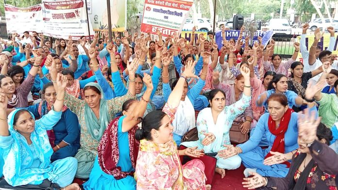 On the 11th day of the indefinite strike, NHM employees donated food to the government