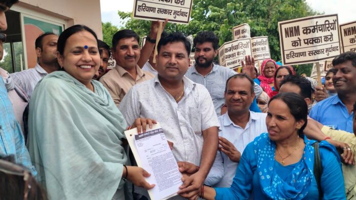 NHM employees reached the district BJP office in a procession and protest, shouting slogans.