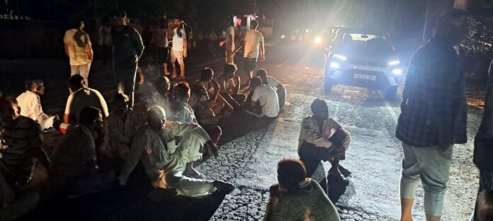 Villagers blocked Jind-Safidon road at night due to electricity problem