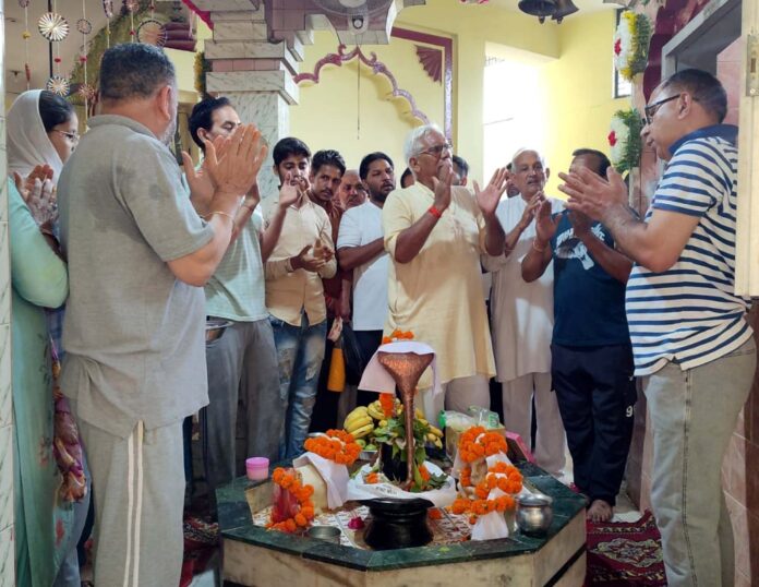 Crowds of devotees gathered in Shiva temples even on the third Monday of the month of Sawan