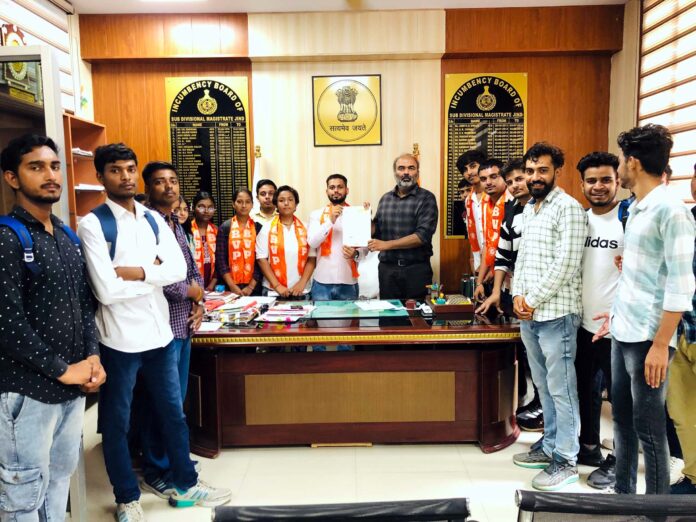 Akhil Bharatiya Vidyarthi Parishad submitted a memorandum to the DC office