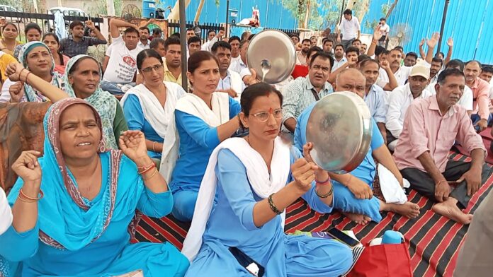 On the 15th day of the strike, NHM employees tried to warn the government by clapping and banging plates