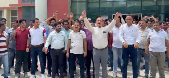 Electricity workers staged a protest regarding their demands