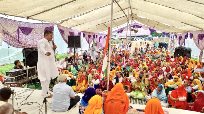 By beating thali, demanded from the government to make Mahindergarh a district headquarters