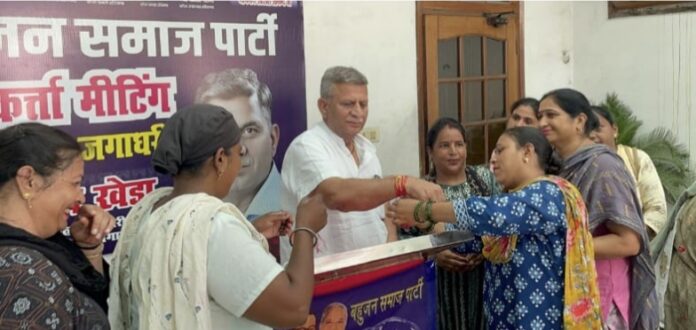 Hundreds of women tied Rakhi and showed their support to Darshan Kheda