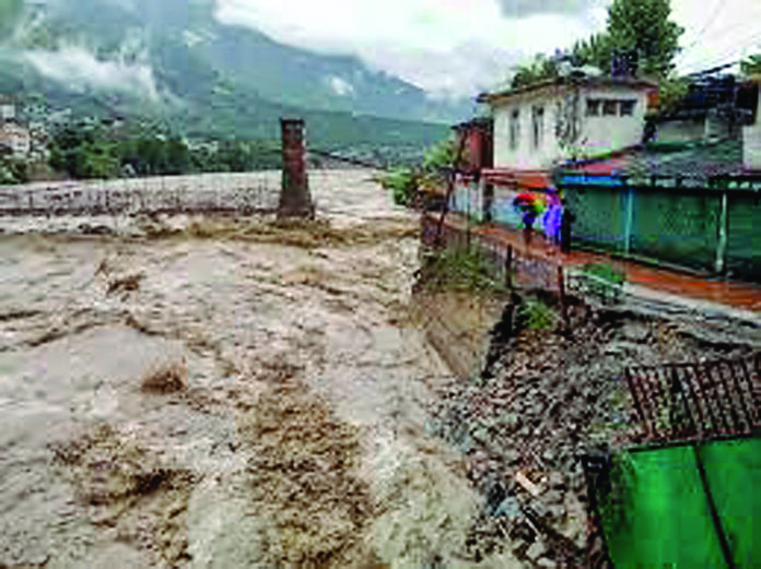 हिमाचल में बारिश बढ़ा रही परेशानी, दर्जनों मार्ग बाधित