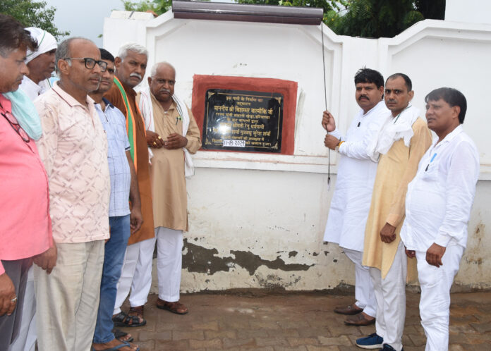 Minister Bisambar Valmiki took out a grand tricolor procession in village Tigrana