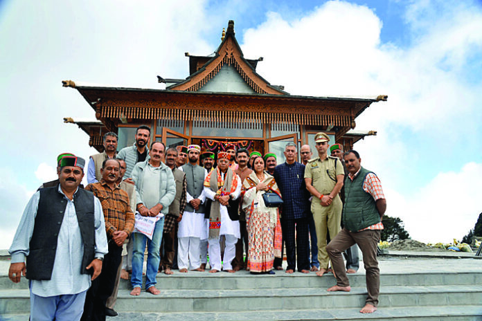 राज्यपाल ने हाटू मंदिर जाकर की पूजा-अर्चना