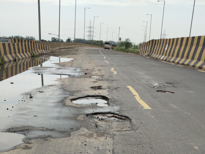 Ambala-Kaithal Highway Damage : एनएच-152 पर बीच सड़क में बने गड्ढे दे रहे हादसों को न्यौता